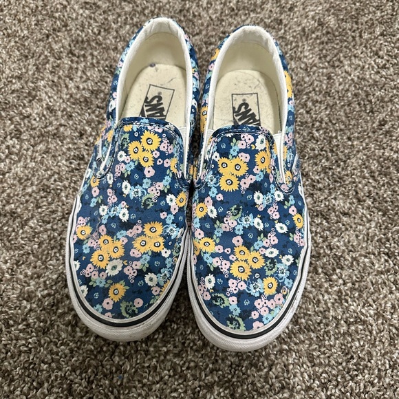Vans Shoes - Women’s floral vans!